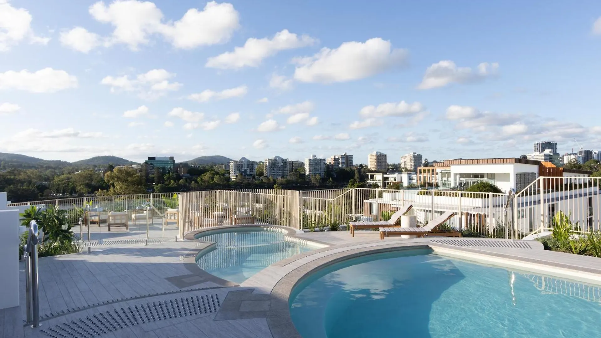 Riverside 2Br Apt With Amazing Rooftop Pool & Parking 브리즈번
